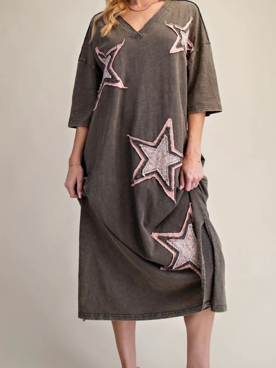 easel Dresses & Skirts - Easel Relaxed V-Neck Midi Dress with Pink Star Appliqués - Washed Charcoal